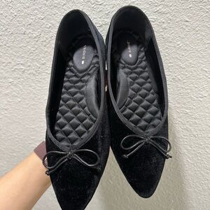 Birdies The Goldfinch 15 flat in black velvet